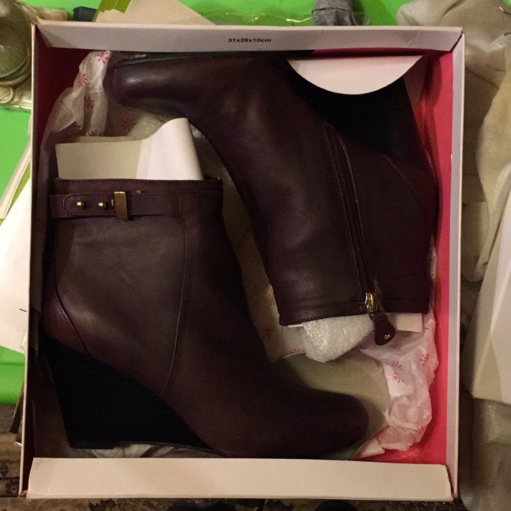 Isaac Mizrahi-  Vicky booties- size 8w, Dark Red
